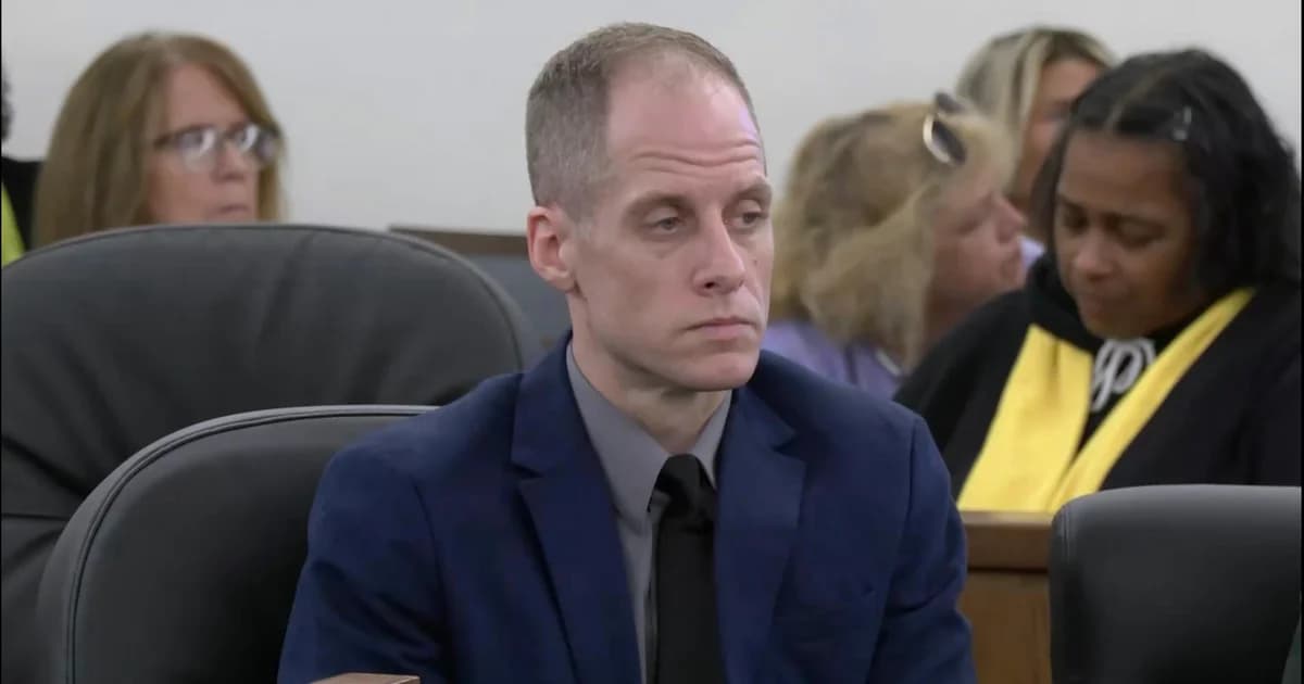 Caleb Flynn en la sala del tribunal durante su juicio en Ohio