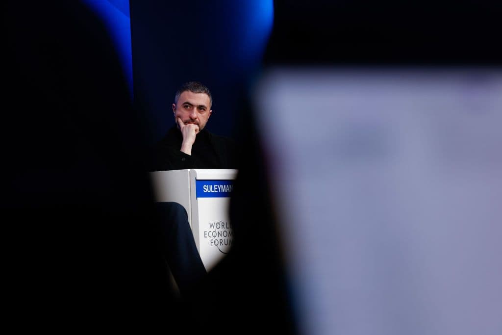 Mustafa Suleyman, director de inteligencia artificial de Microsoft, durante un panel del Foro Económico Mundial