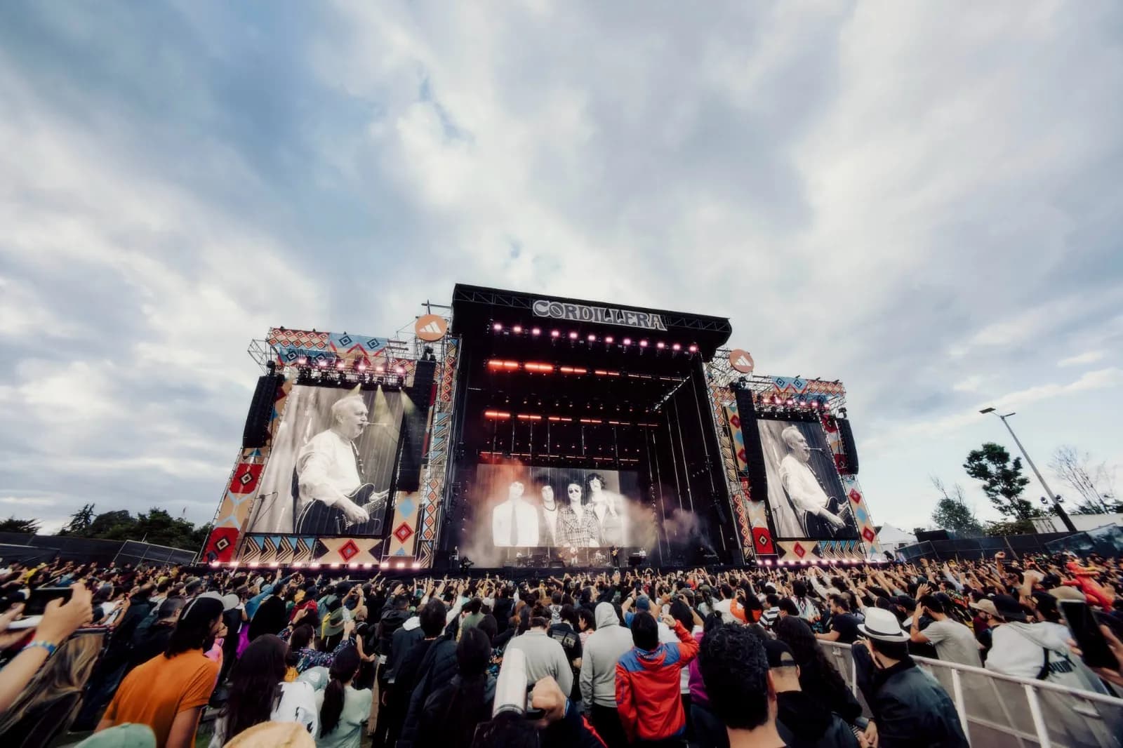 Público frente al escenario principal del Festival Cordillera en el parque Simón Bolívar