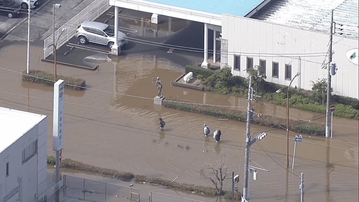 Calles inundadas en Japón tras el paso del tifón Dujuan