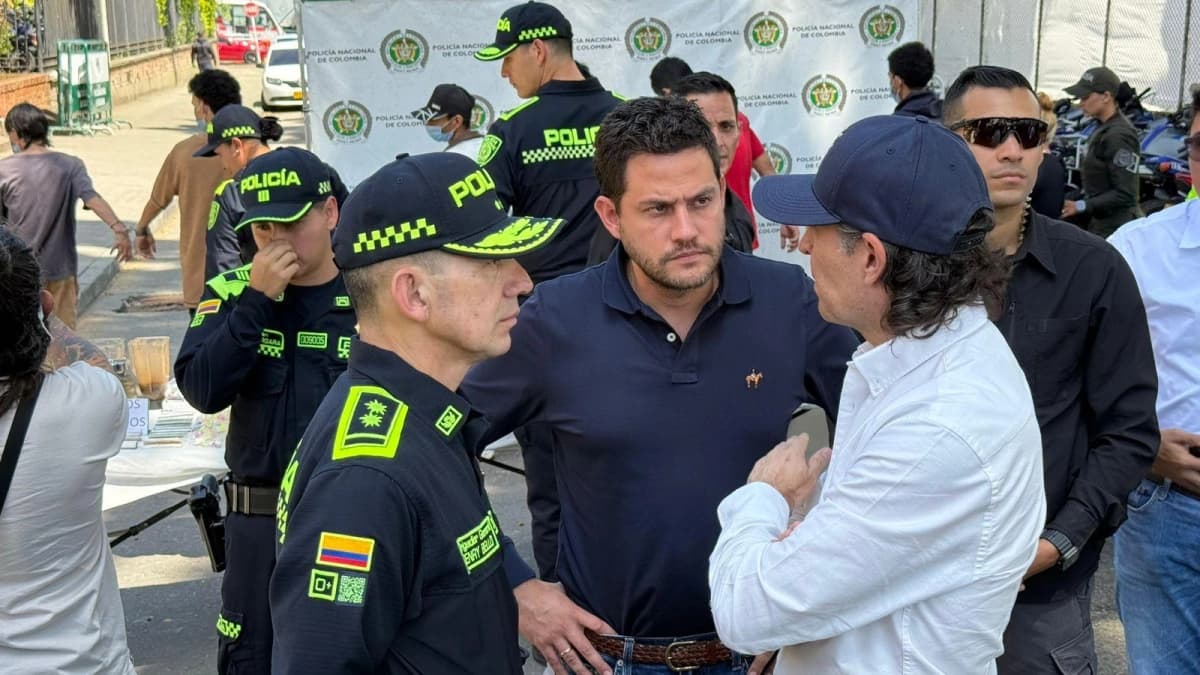 Patrulla de la Policía en una calle de Medellín