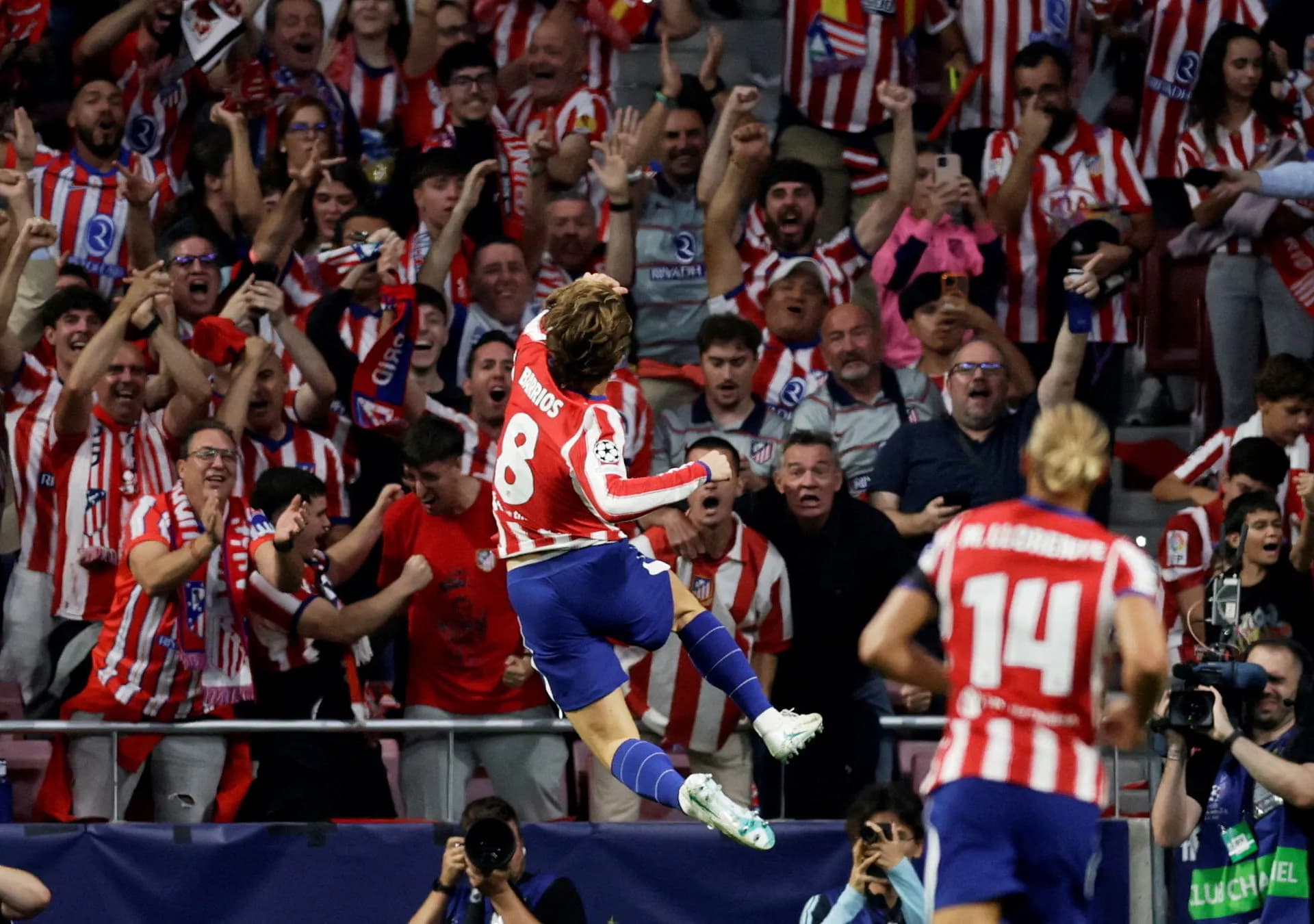 Pablo Barrios celebra frente a la tribuna su gol al Manchester United en el Metropolitano