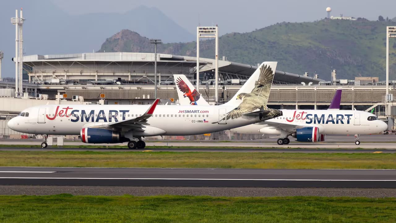 Dos aviones Airbus de JetSmart en la pista de un aeropuerto