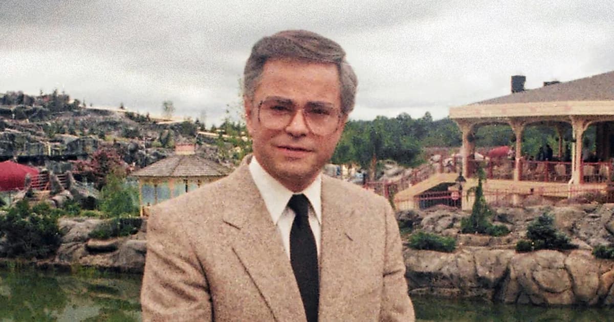 Jim Bakker, de saco y corbata, en el parque Heritage USA