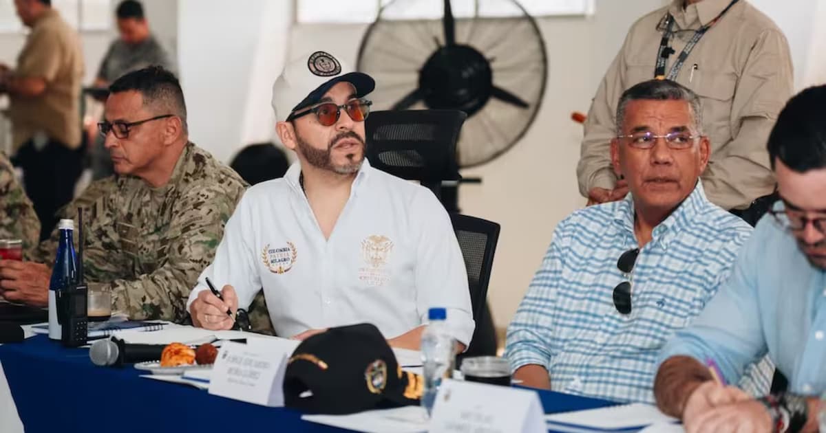 El presidente Abelardo de la Espriella durante el consejo de seguridad en Barranquilla, sentado a la mesa junto a mandos militares