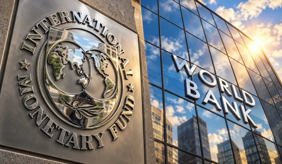 Emblema del Fondo Monetario Internacional junto a una fachada de vidrio con el letrero del Banco Mundial