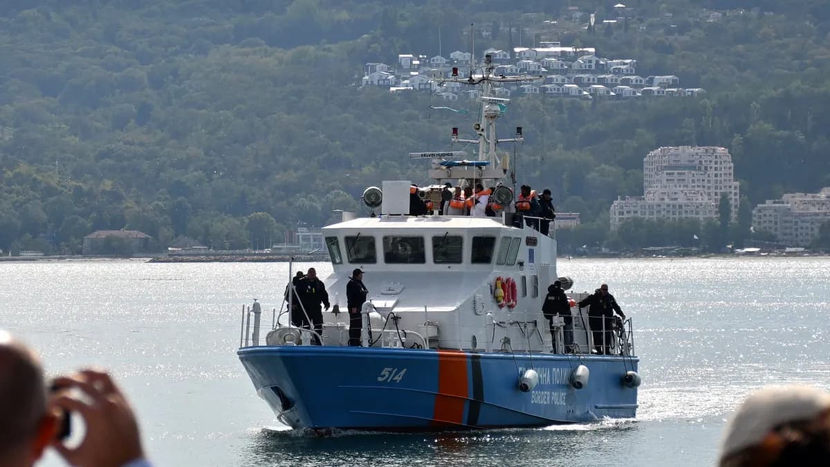 Una lancha de la Policía de Fronteras de Bulgaria llega a Varna con tripulantes rescatados en el mar Negro