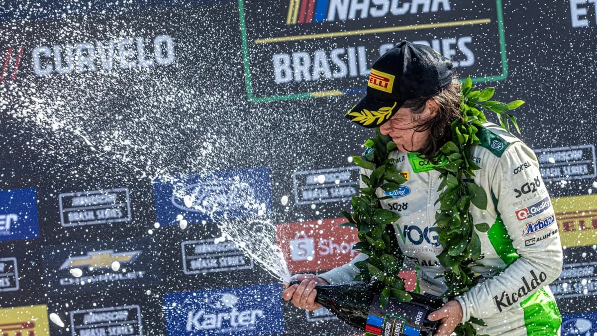 Tatiana Calderón celebra con champaña en el podio de Curvelo tras ganar en la Nascar Brasil Series