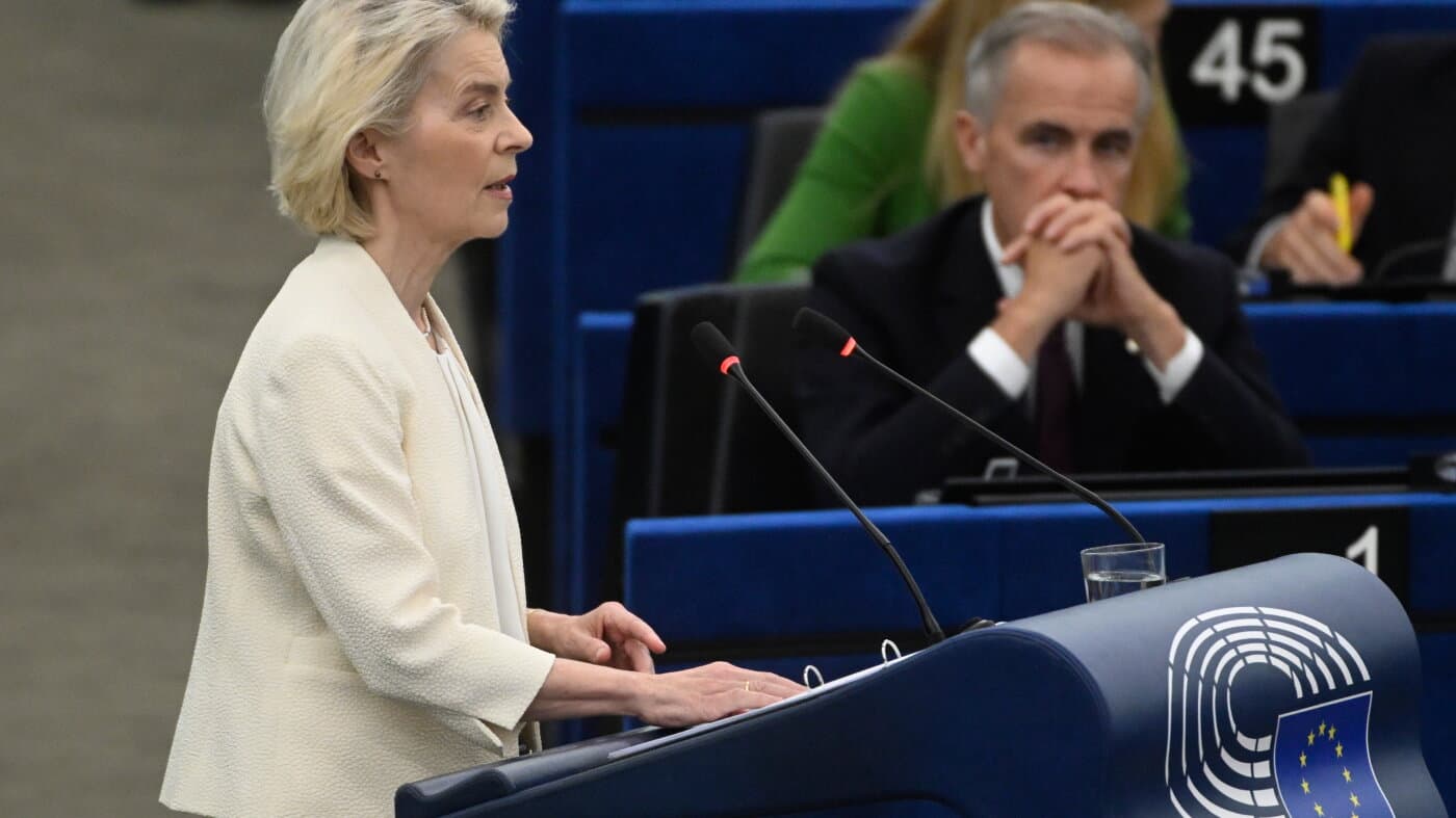Mark Carney escucha a Ursula von der Leyen en el Parlamento Europeo en Estrasburgo
