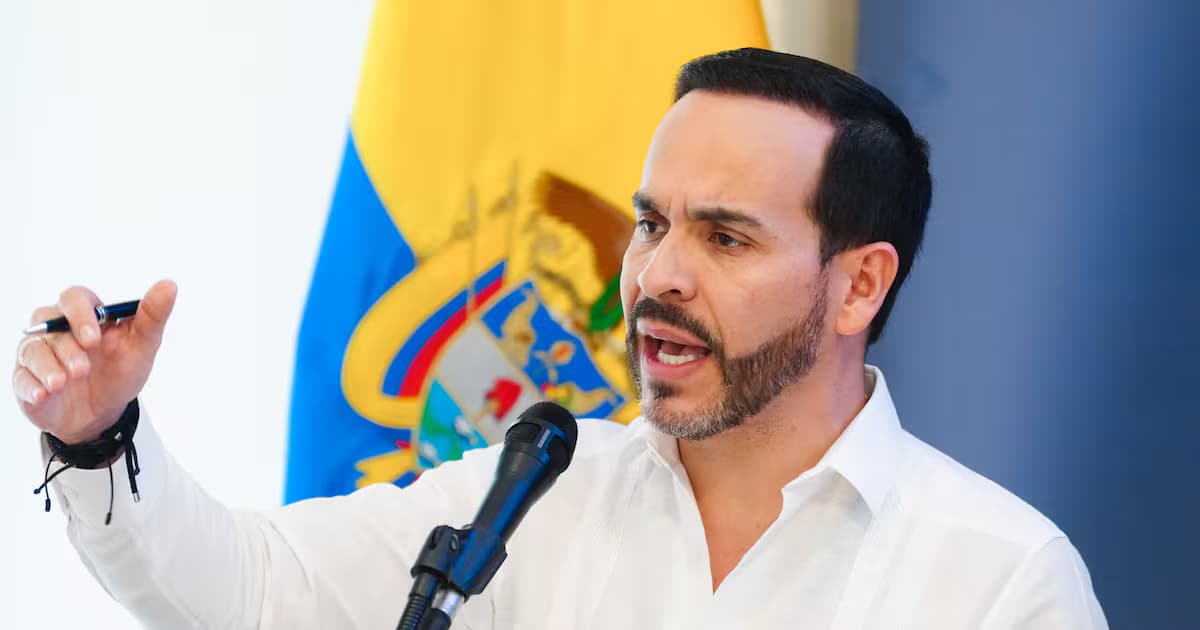 El presidente Abelardo de la Espriella habla frente a un micrófono, con la bandera de Colombia al fondo