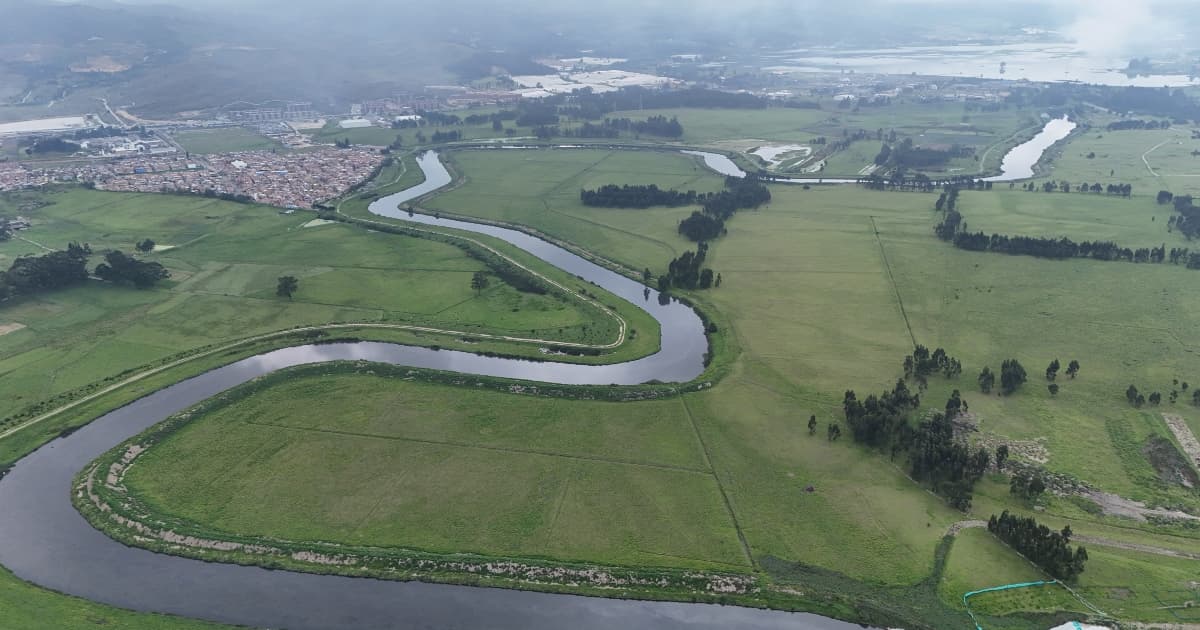 Vista aérea de los meandros del río Bogotá entre potreros y zonas urbanas