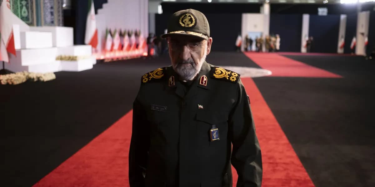 Un comandante iraní con uniforme de la Guardia Revolucionaria en un acto oficial en Teherán