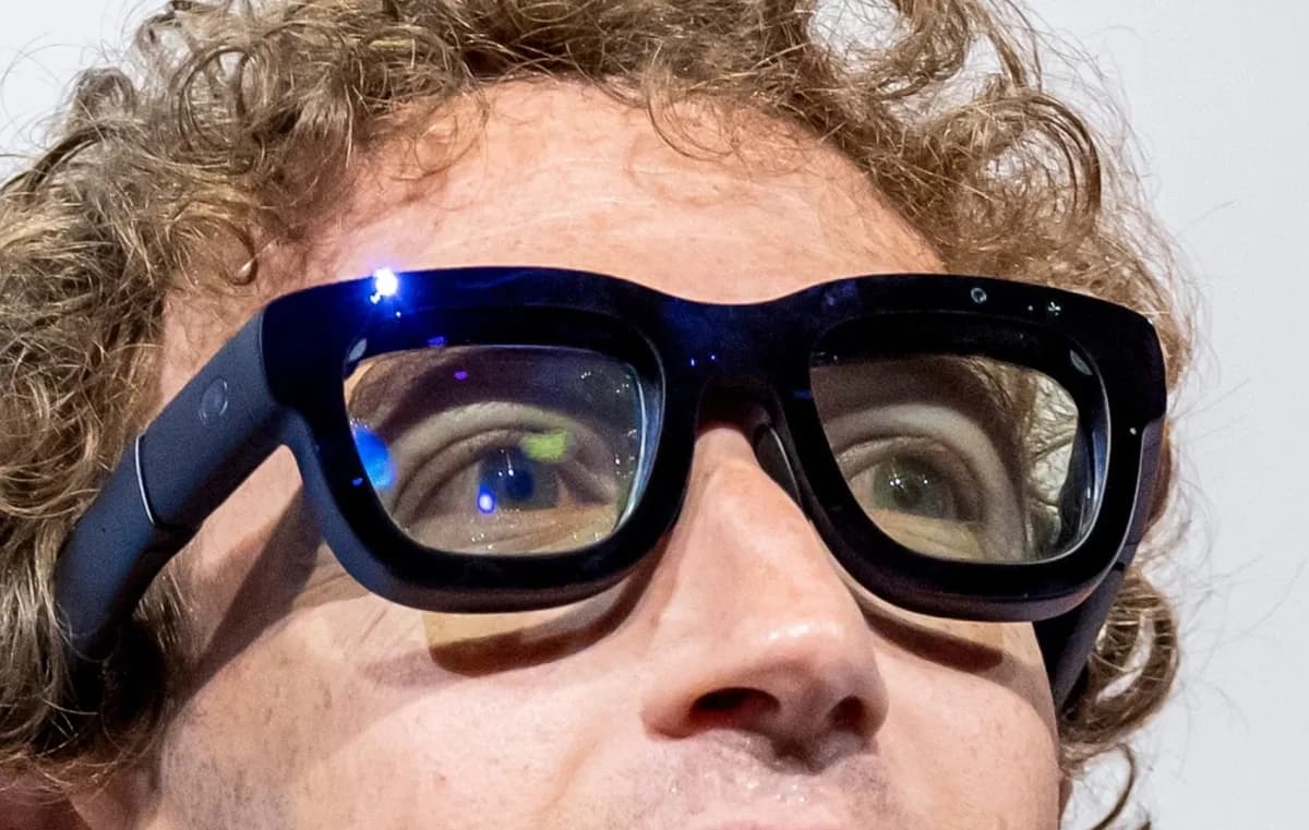 Primer plano de un hombre con unas gafas inteligentes de Meta con la luz de grabación encendida