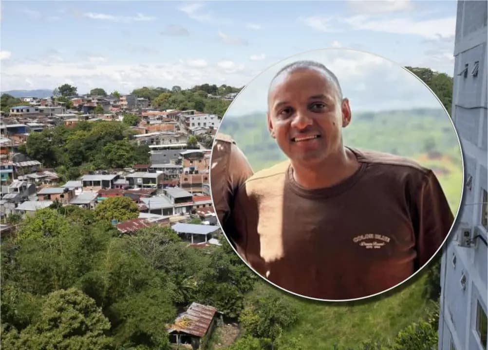 Vista del casco urbano de Segovia, en el Nordeste antioqueño, con un retrato de Luis Alexánder López Restrepo
