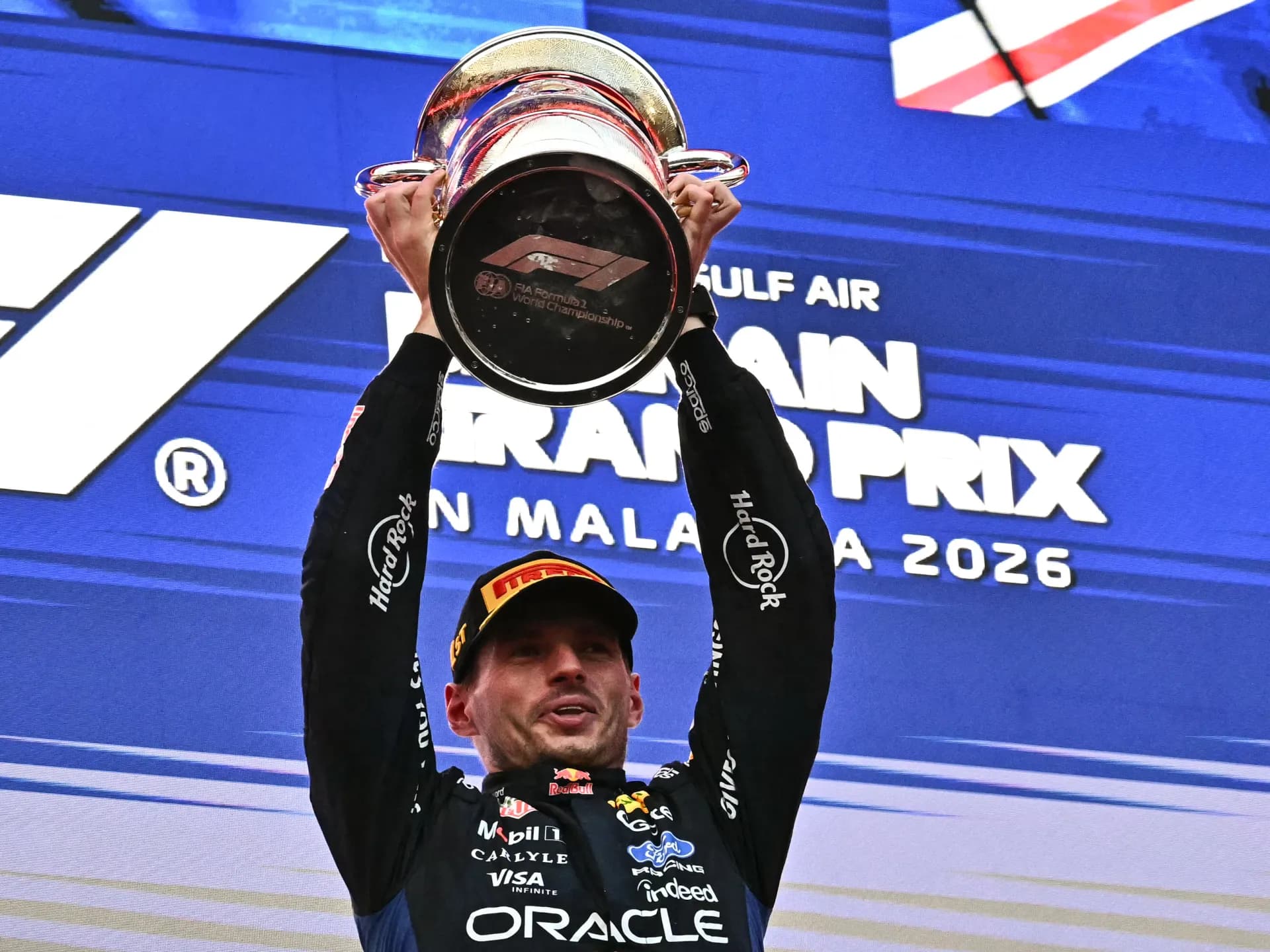Max Verstappen levanta el trofeo de ganador en el podio del GP de Baréin disputado en Malasia