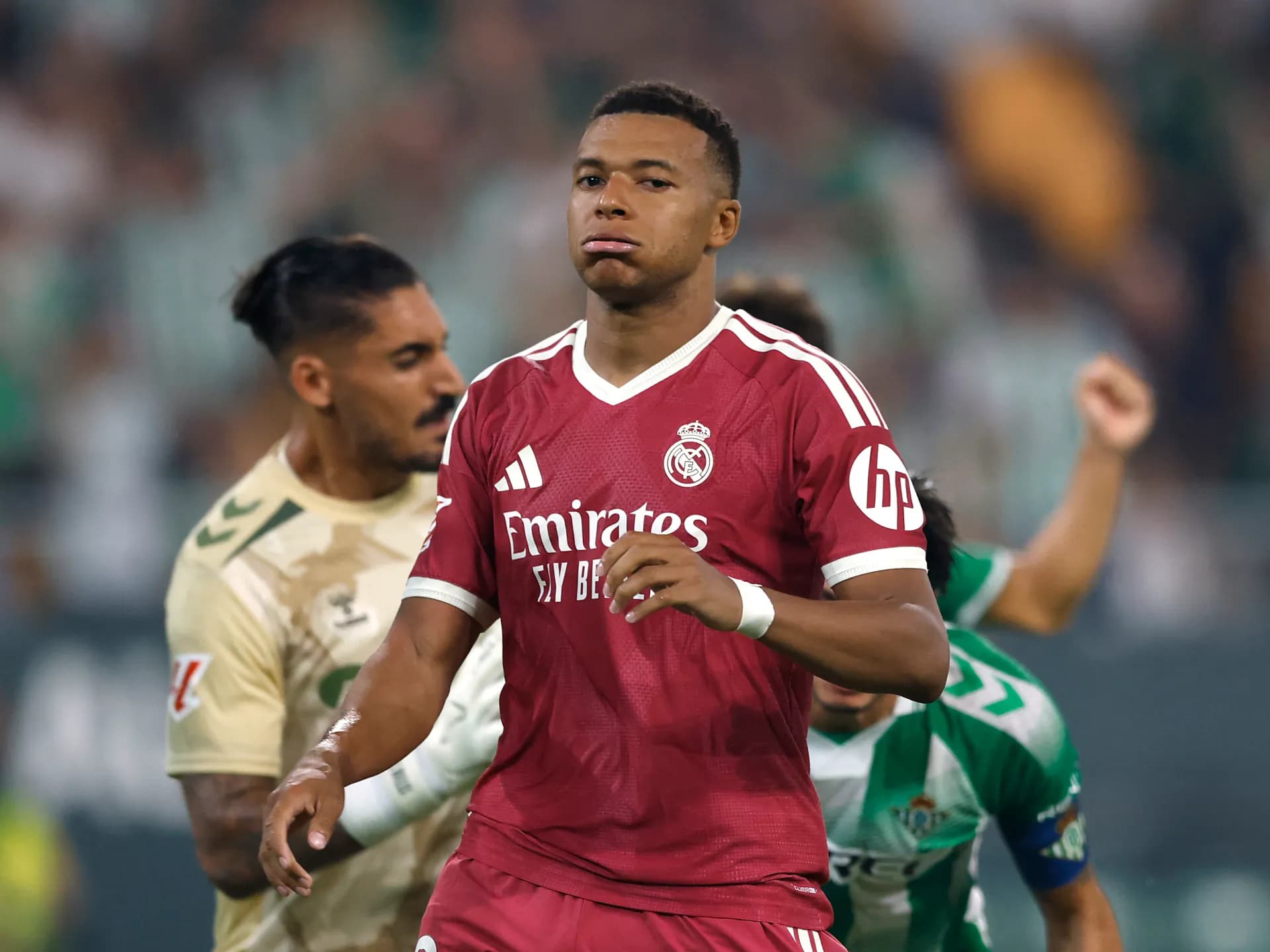 Kylian Mbappé se lamenta durante el partido entre el Real Betis y el Real Madrid en La Cartuja