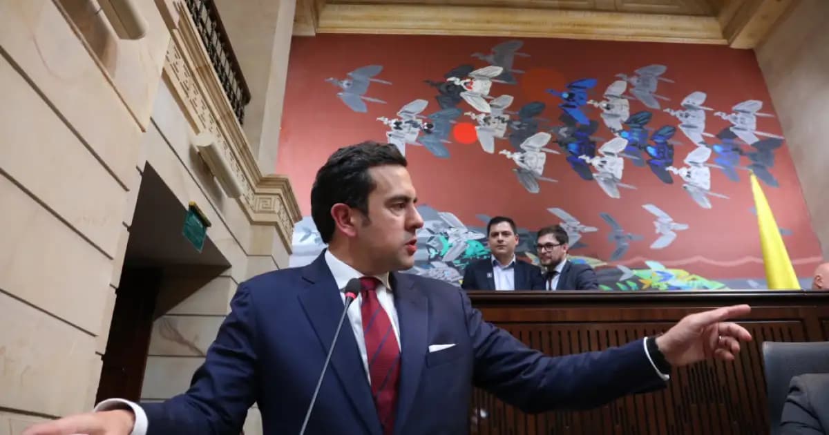 El ministro del Interior, Rodrigo Lara, habla en el recinto del Congreso
