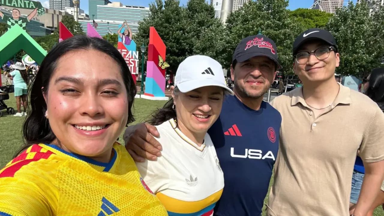 Una joven se toma una selfía con sus padres y su novio en un parque de Atlanta; dos de ellos llevan camisetas con los colores de Colombia