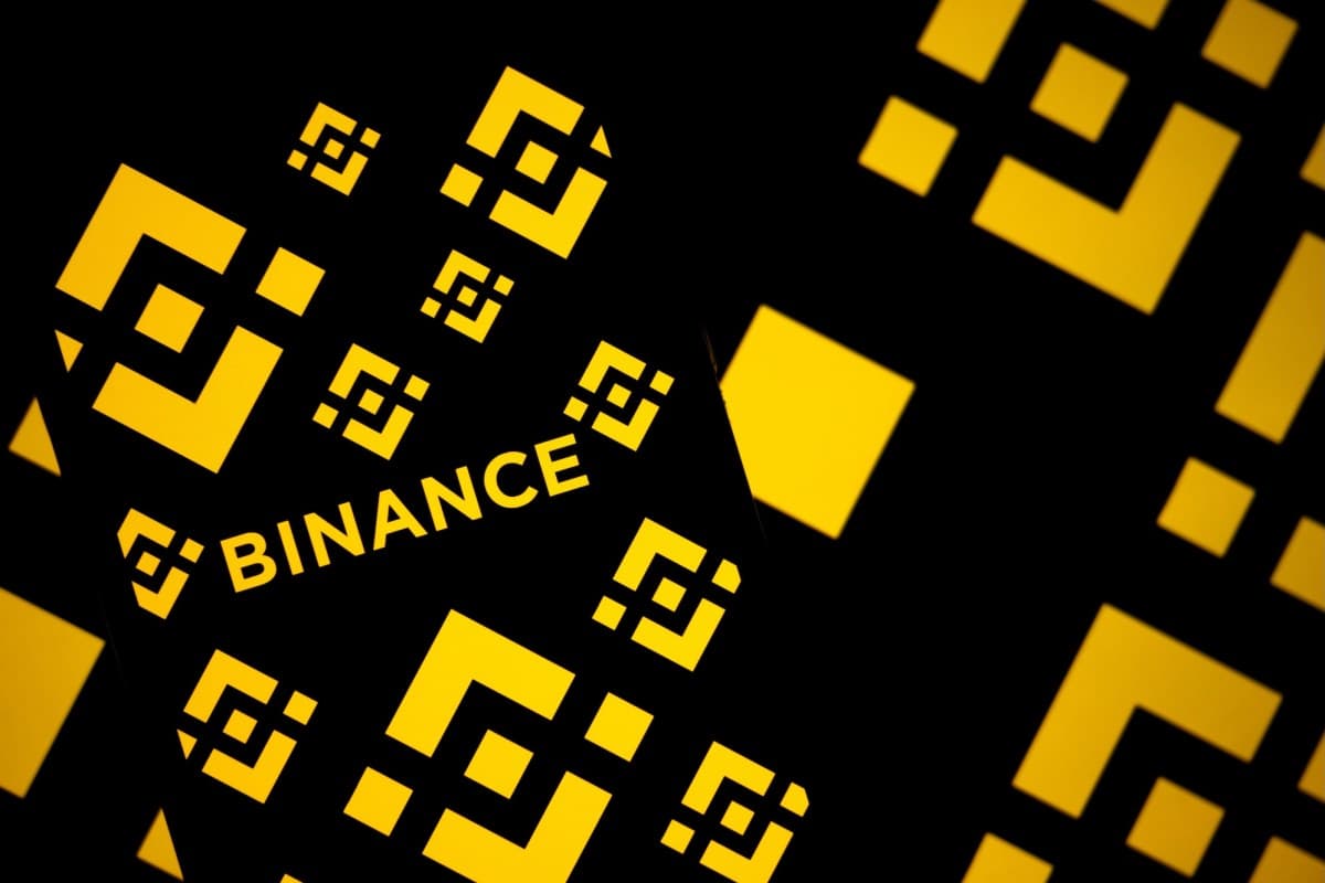 Logotipo de Binance en la pantalla de un teléfono celular