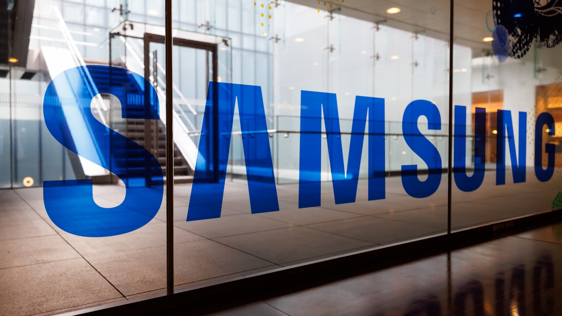 Logotipo de Samsung en la vitrina de un edificio corporativo