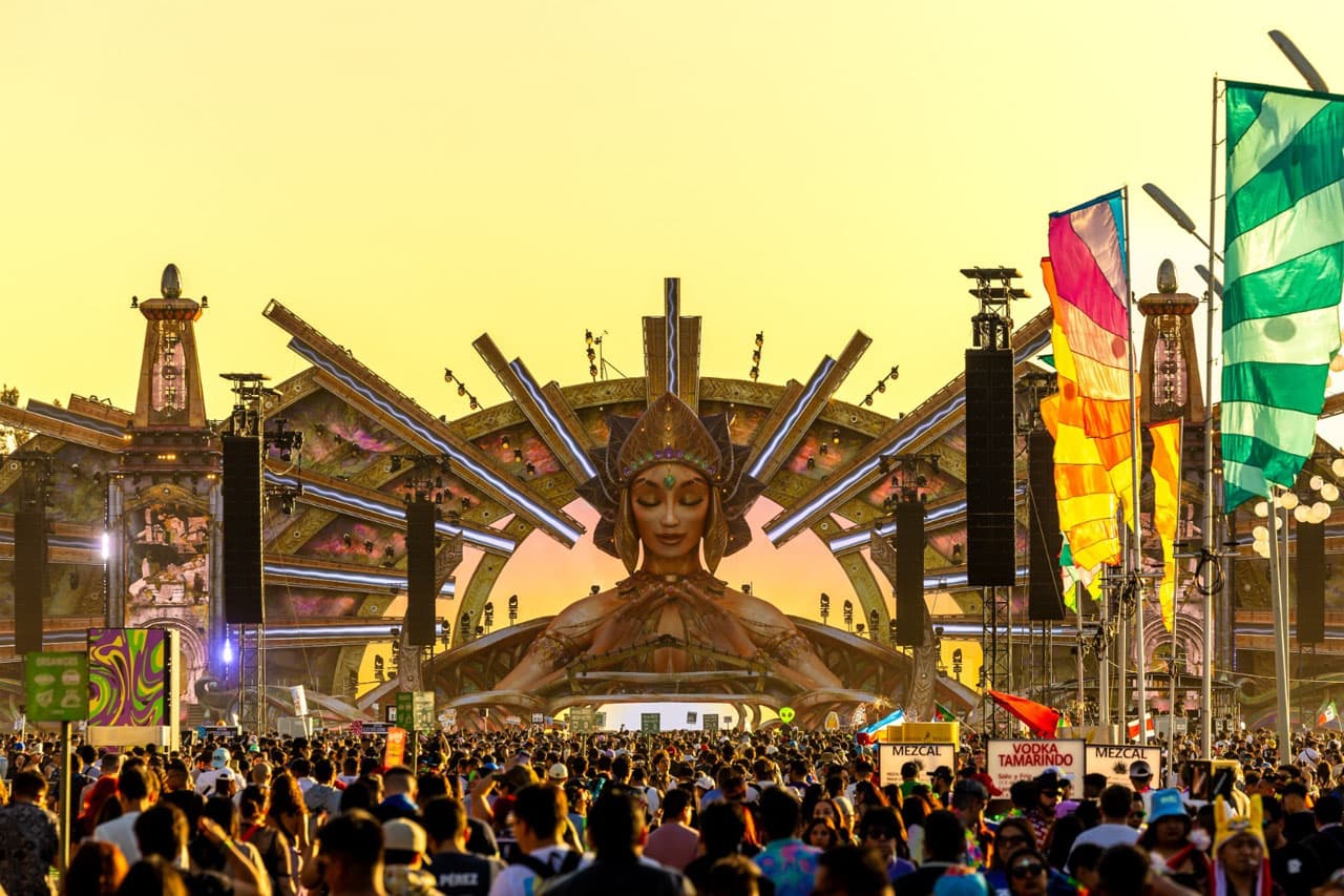 Público frente al escenario principal de una edición del festival Electric Daisy Carnival