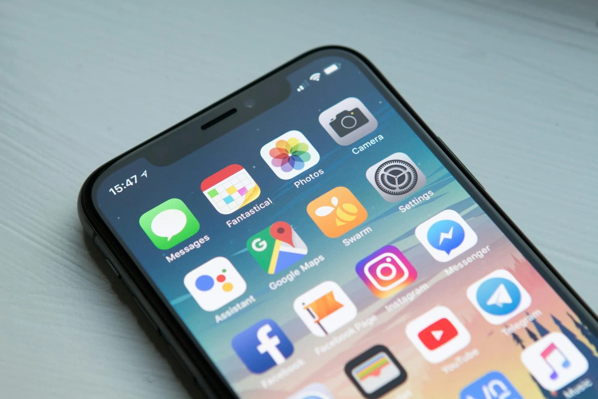 Pantalla de un iPhone con aplicaciones de la App Store