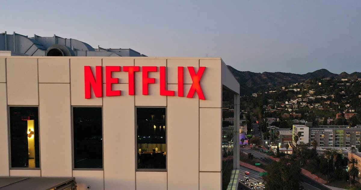 Edificio de oficinas de Netflix en Los Ángeles al atardecer