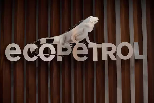 Letrero corporativo de Ecopetrol en letras metálicas sobre una pared de listones de madera, con la iguana blanca del logotipo