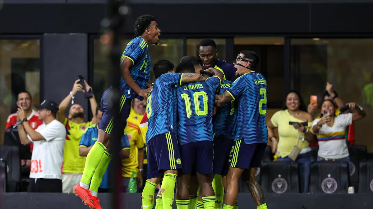 Jugadores de la selección Colombia celebran un gol ante Perú en el Nu Stadium de Miami