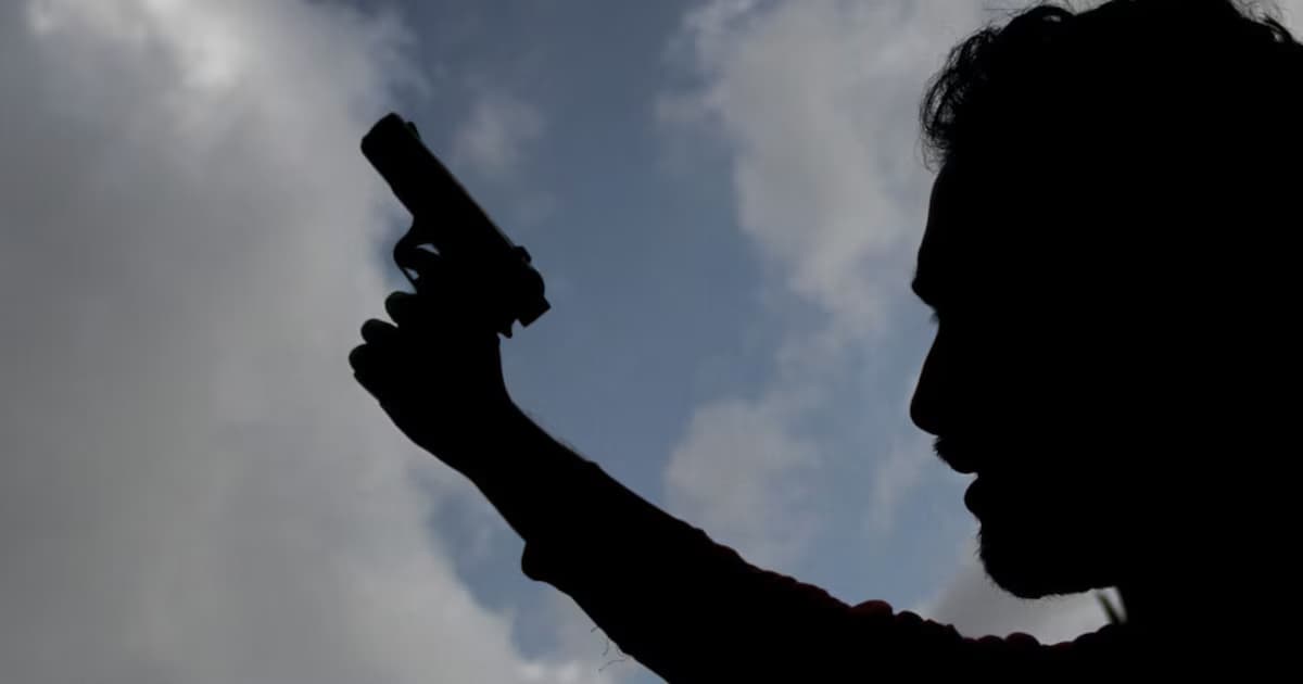 Silueta de una persona armada con una pistola