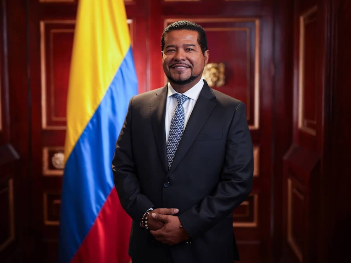 El representante Winsner Sandoval posa junto a la bandera de Colombia