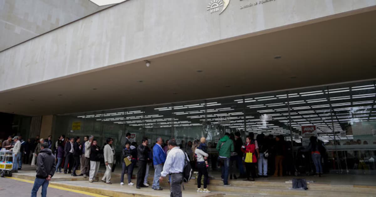 Fila de contribuyentes frente a una sede de la DIAN