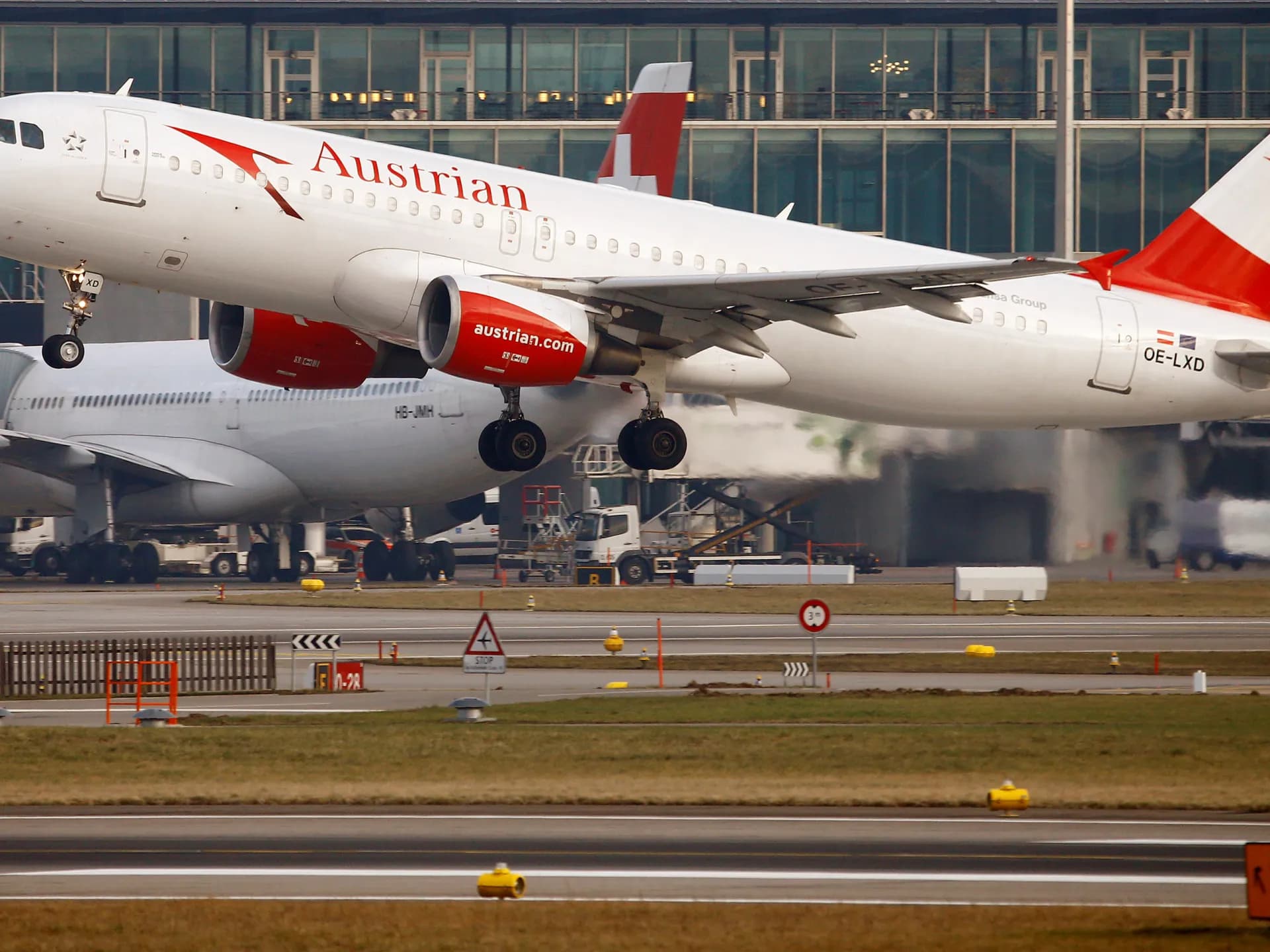 Un Airbus A320 de Austrian Airlines despega de un aeropuerto (foto de archivo)