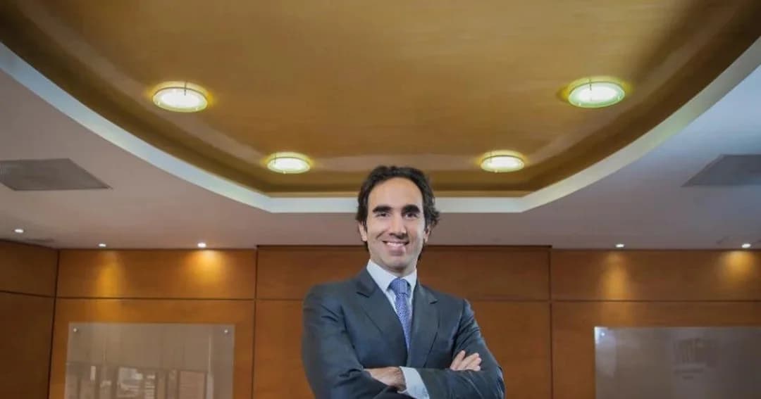 El economista Michel Janna, de pie y con los brazos cruzados en una oficina