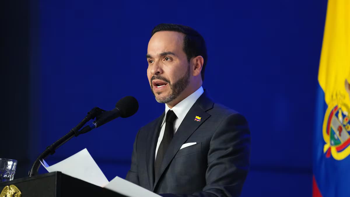 El presidente Abelardo de la Espriella habla desde un atril durante una alocución
