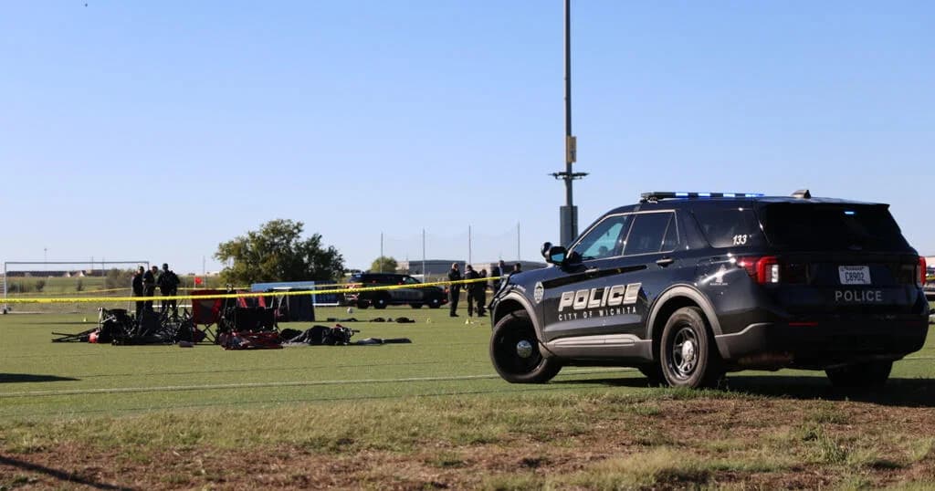 Patrulla de la Policía de Wichita junto a la cancha acordonada del complejo deportivo Stryker