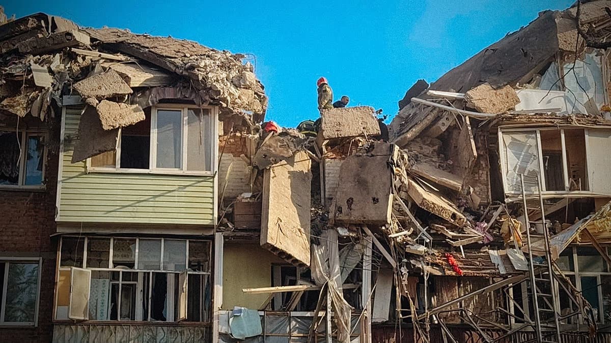Rescatistas trabajan entre los escombros del edificio residencial destruido en Prilukí, región de Chernígov