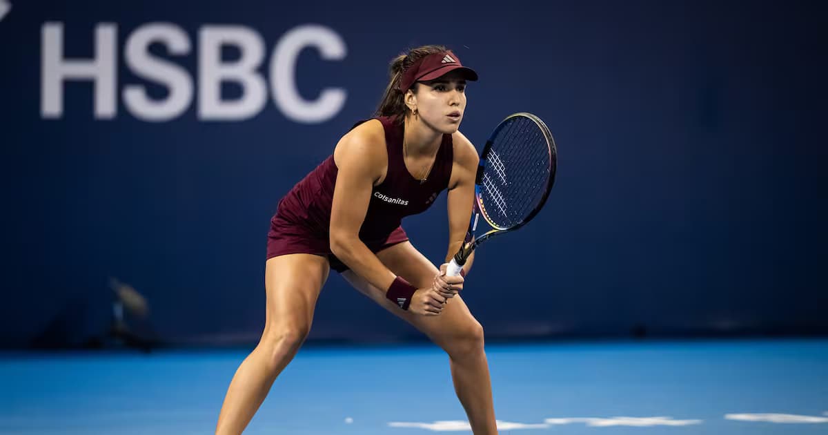 Camila Osorio, en posición de espera durante un partido en pista dura