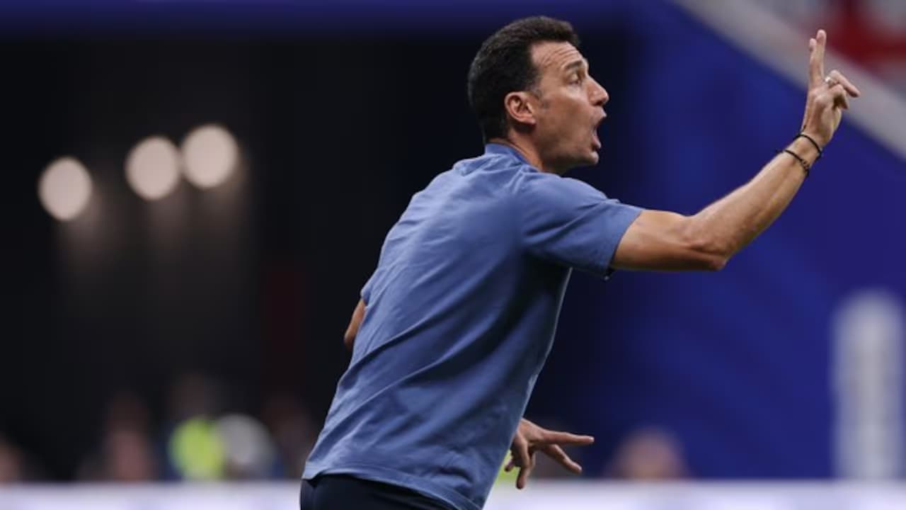Lionel Scaloni da instrucciones desde la línea durante un partido de Argentina