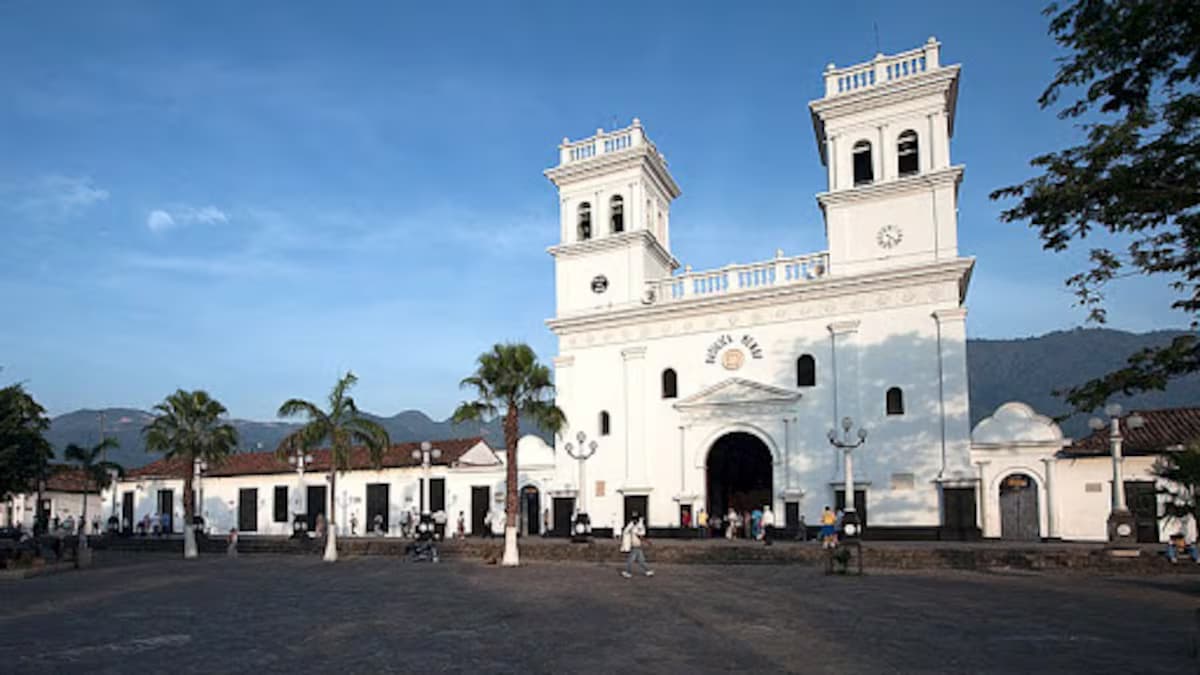 Basílica de San Juan Bautista en la plaza principal de Girón, Santander