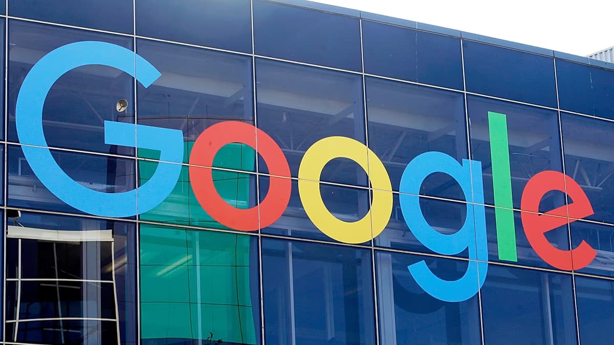 Logotipo de Google en la fachada de una de sus oficinas