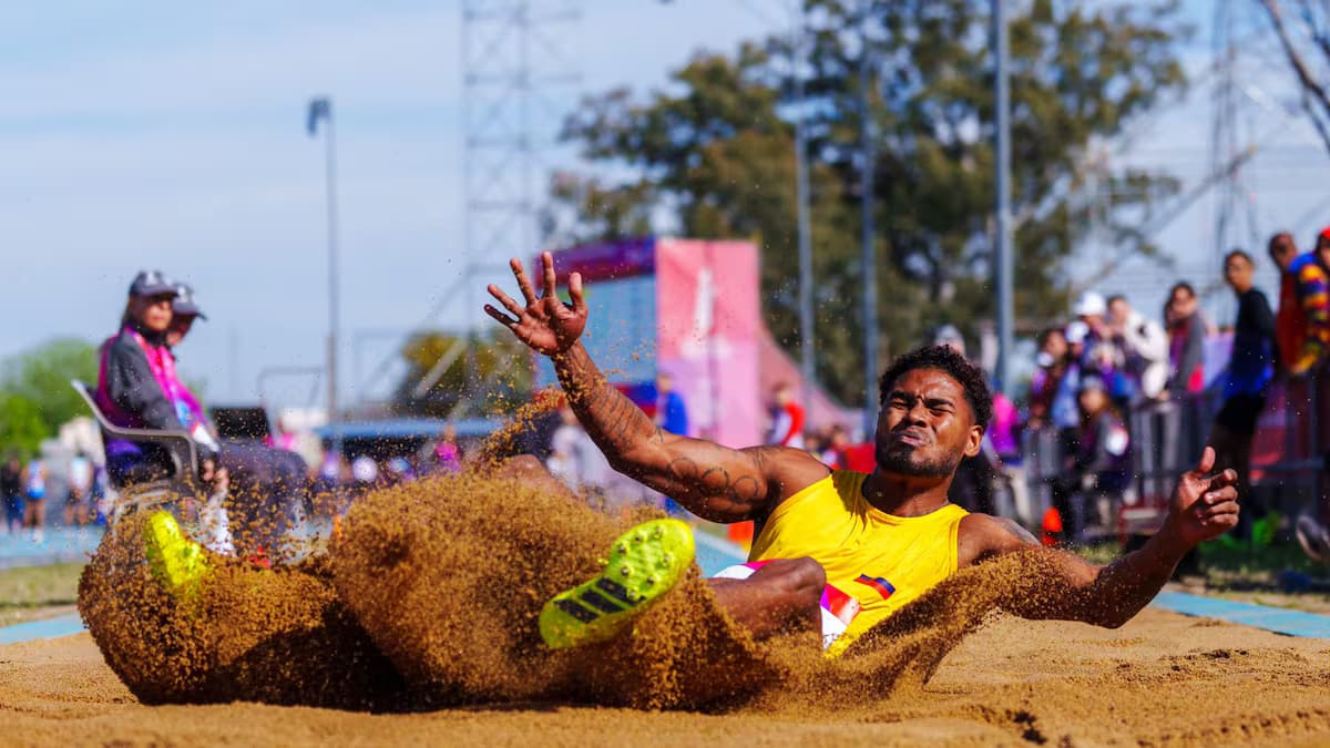 Arnovis Dalmero cae en el foso de arena tras el salto que le dio la medalla de oro en Santa Fe