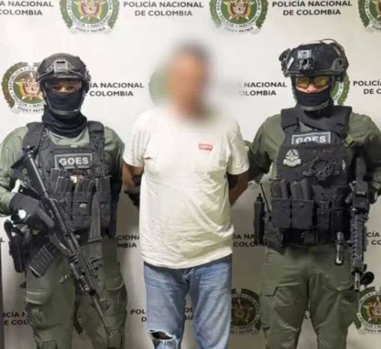 Dos uniformados del GOES de la Policía custodian a Antonio Márquez Gómez, con el rostro difuminado, tras su captura en La Pintada