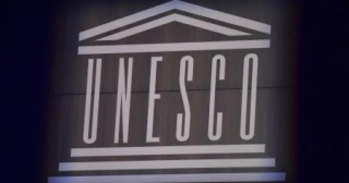 Logotipo iluminado de la Unesco en la sede del organismo
