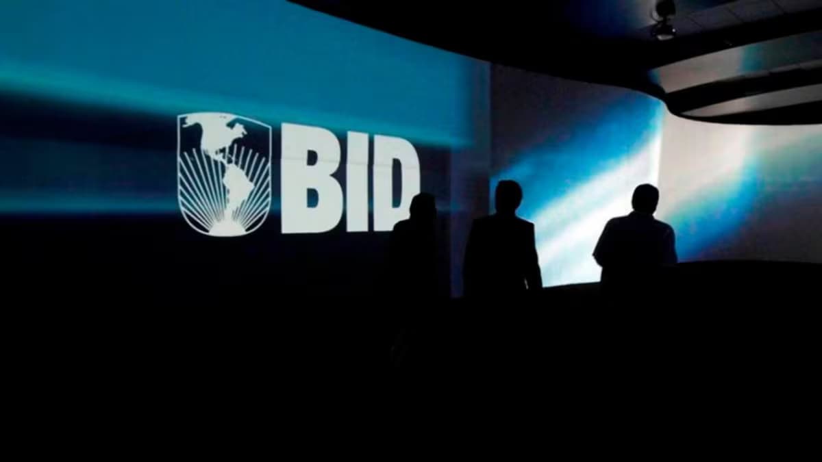 Logotipo del Banco Interamericano de Desarrollo proyectado durante un encuentro institucional