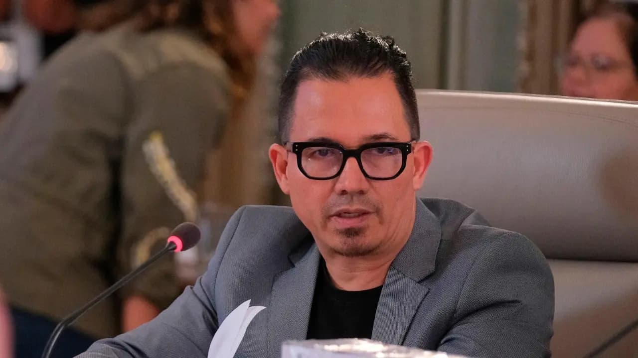 Wilmar Mejía, sentado ante un micrófono en una sesión oficial