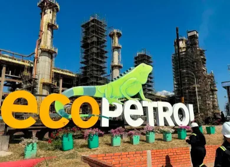 Aviso corporativo de Ecopetrol instalado frente a las torres de una refinería