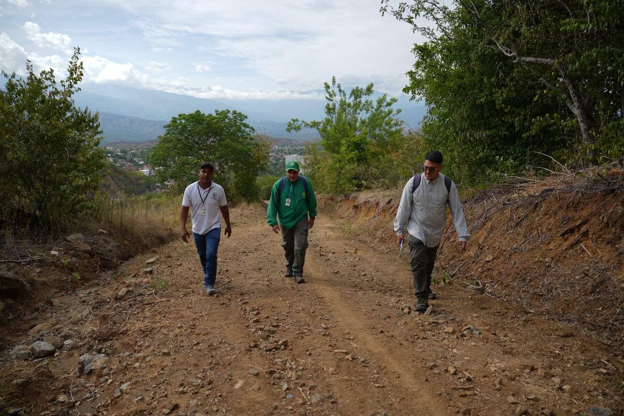 Funcionarios de Corantioquia recorren una ladera seca durante una visita de verificación