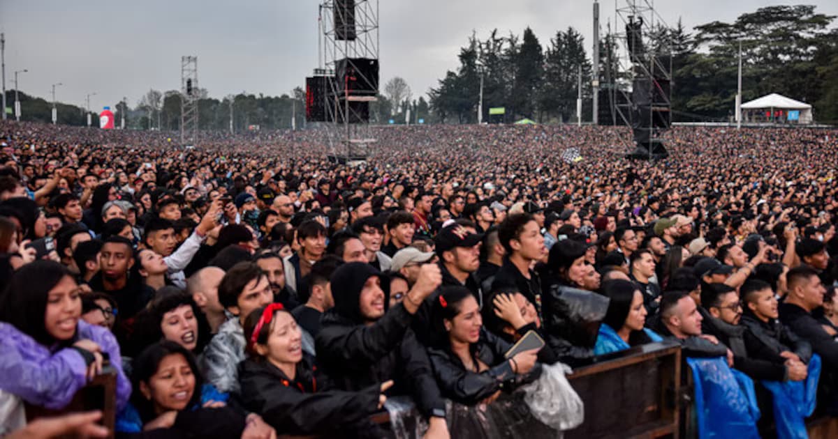 Multitud de asistentes frente a la tarima de Rock al Parque en el parque Simón Bolívar de Bogotá