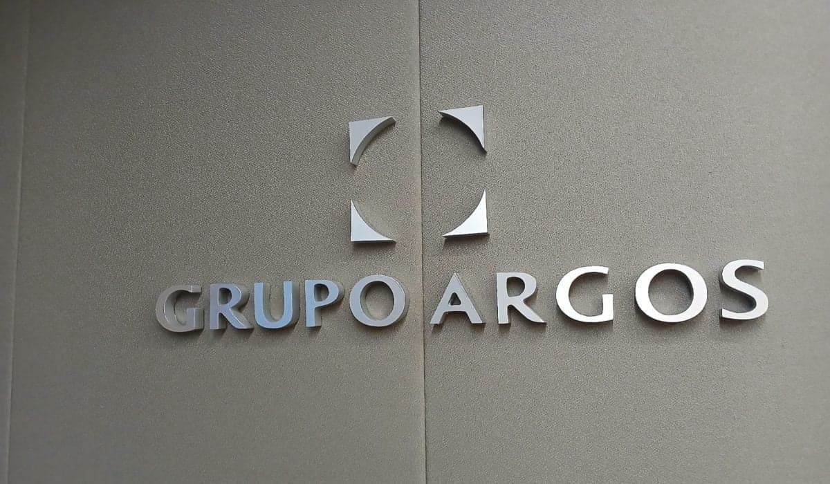 Letras metálicas con el nombre de Grupo Argos montadas en la pared de la sede de la compañía